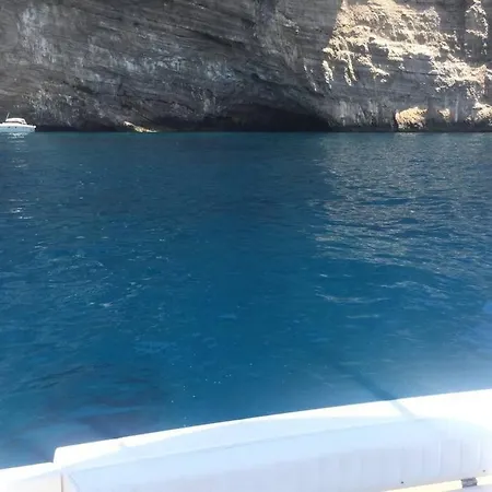 Barca Davanti Capri 보트호텔