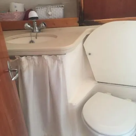 보트호텔 Barca Davanti Capri 마사루브렌세