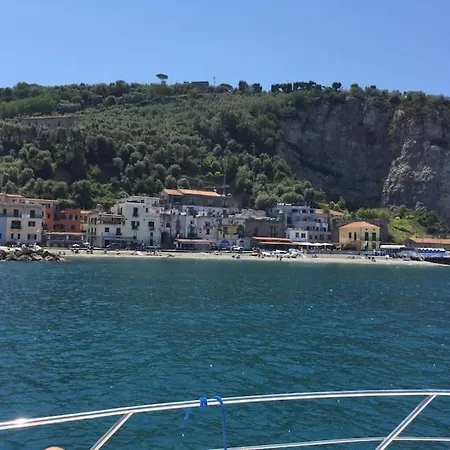 Barca Davanti Capri 마사루브렌세