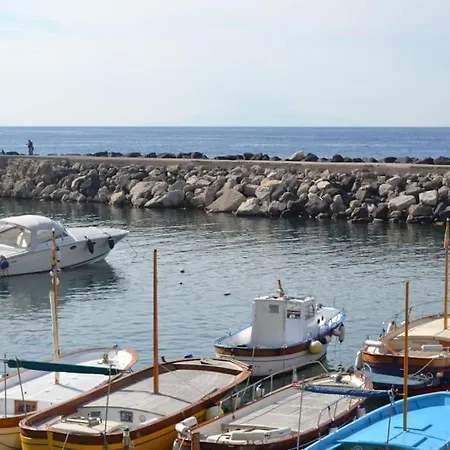 Barca Davanti Capri 보트호텔