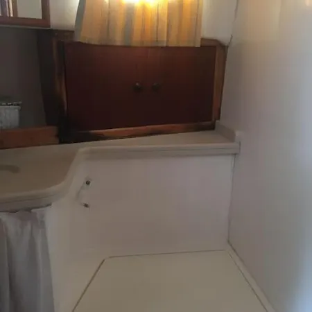 Barca Davanti Capri 보트호텔 *