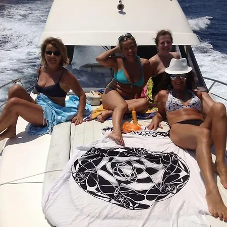 Barca Davanti Capri 보트호텔 마사루브렌세
