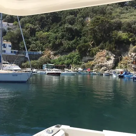 Barca Davanti Capri マッサ・ルブレンセ